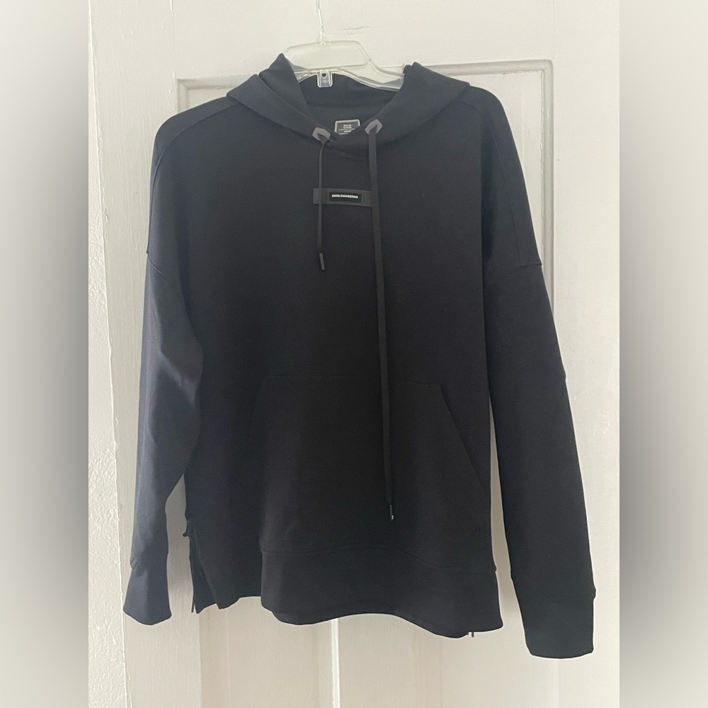 On Clouds Swiss Engineering Running Black Hoodie with Front Pocket Size Medium